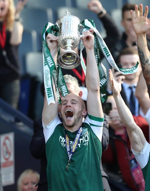 E il capitano della squadra, David Gray, ha potuto finalmente alzare al cielo la Scottish FA Cup. Getty Images